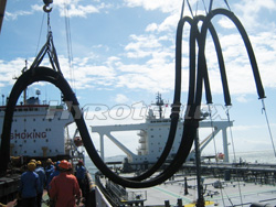 Шланг нефти с стальным фланцем в морском порте